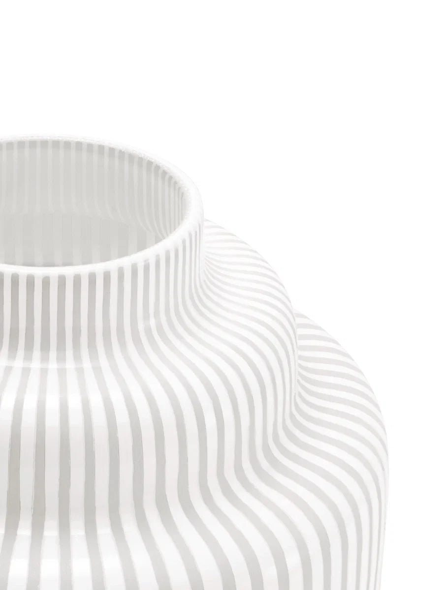 WHITE PYRAMID CANDLE HOLDER FOR CLASSIC CANDLES